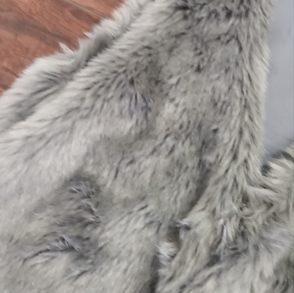 CONTEXT BY LORD AND TAYLOR Faur FUR VEST ♥️ - Picture 4 of 8